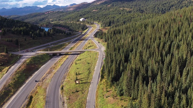 美丽的科罗拉多山脉，树木和高速公路无人机黄金时间视频素材