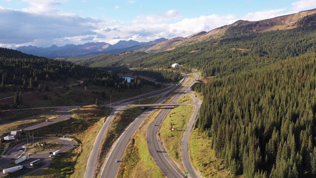 科罗拉多高速公路在黄金时间与森林和山脉航拍视频素材