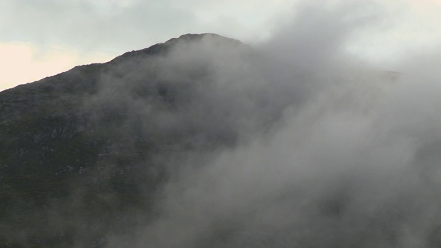 雾遮住了山顶视频素材