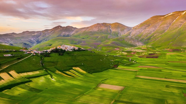 风景优美，充满活力的绿色山地景观和城镇，Castelluccio，翁布里亚，意大利视频素材