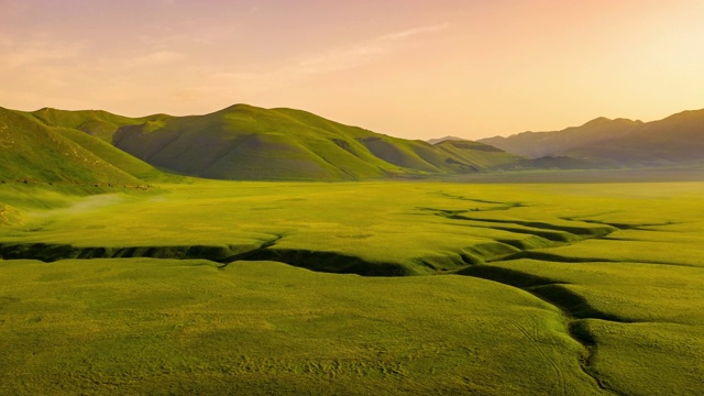 田园诗般的，充满活力的绿色山地景观，Castelluccio，翁布里亚，意大利视频素材