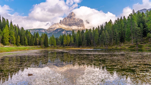 WS TIME LAPSE鸭子在湖下面风景优美，雄伟的山，Pragser Wildsee, Dolomites，意大利视频素材