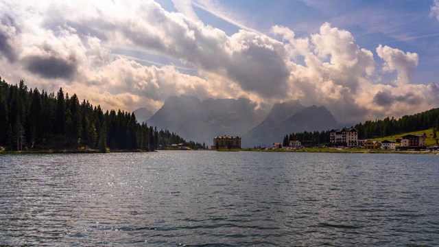 WS TIME LAPSE云在阳光充足的湖和山，湖米苏里纳，白云石，意大利视频素材