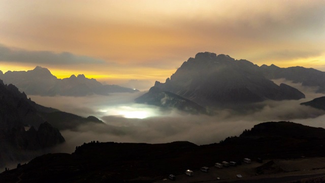 WS TIME LAPSE云在雄伟的山脉之间移动，特雷齐姆迪拉瓦雷多，白云石，意大利视频素材