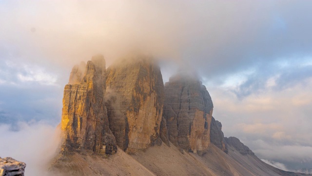 WS TIME LAPSE云移动过去雄伟的山，特雷齐姆迪拉瓦雷多，白云石，意大利视频素材