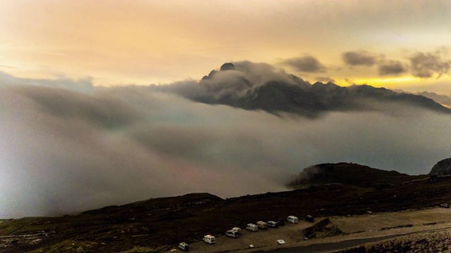 WS TIME LAPSE云移动过山和城镇，特雷齐姆迪拉瓦雷多，白云石，意大利视频素材