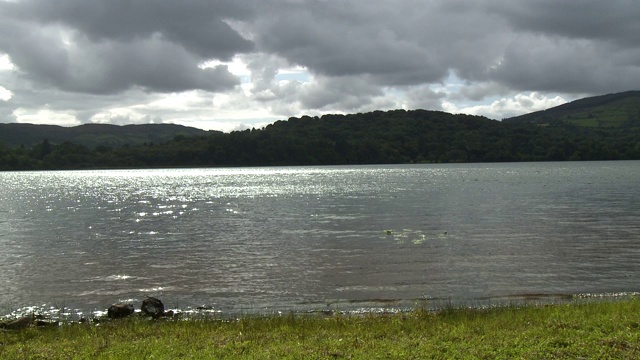 湖水和群山视频素材