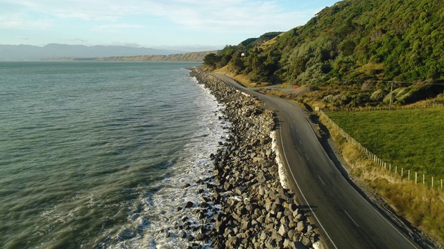 到海上的道路网的俯视图。视频素材