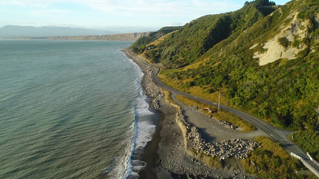 到海上的道路网的俯视图。视频素材