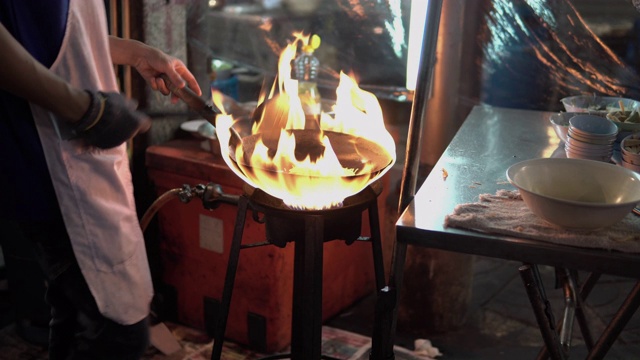 男子炒米粉。泰国街头快餐热锅在中国镇，泰国。视频素材