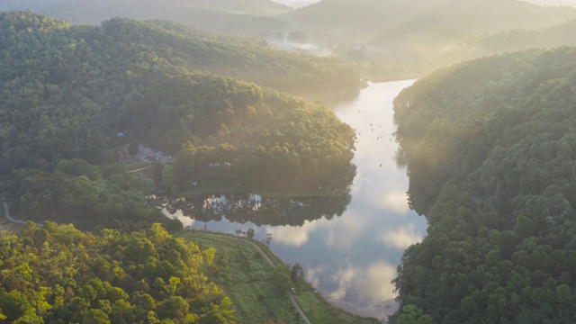 Time Lapse视频4K，美丽的自然湖和森林，庞翁湖和松树林在Mae Hong Son，泰国，泰国的自然景观。庞昂是泰国很受欢迎的旅游目的地。视频素材