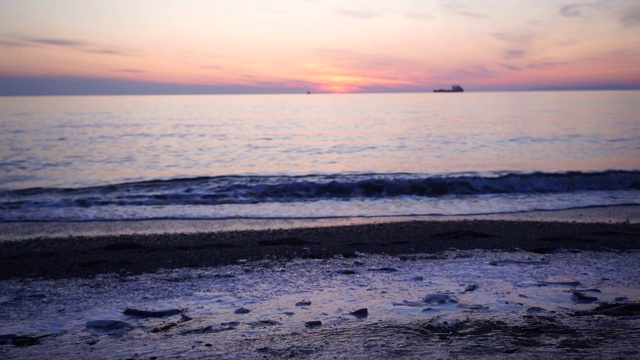 日落时的海景，聚焦海浪。视频素材