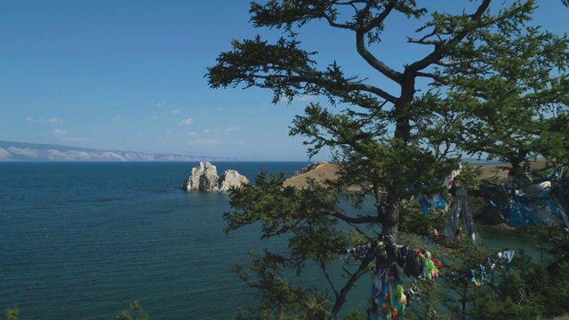 夏天的贝加尔湖。奥尔孔岛的自然地标——沙曼卡岩。视频素材