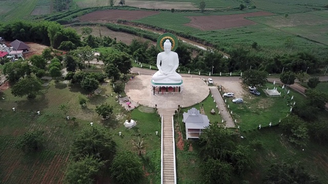 鸟瞰图上的白色大佛位于泰国清莱省北部清盛区Wiang Kaew村的小山上。视频素材