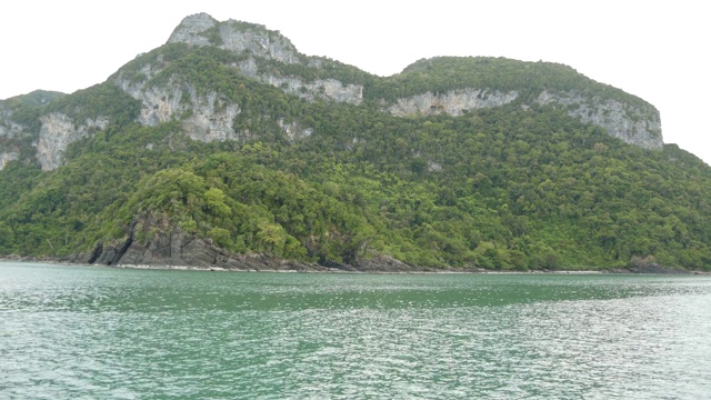 一组海岛在昂通国家海洋公园附近的苏梅岛天堂热带旅游胜地。泰国湾的群岛。田园诗般的绿松石海洋自然背景与复制空间视频素材