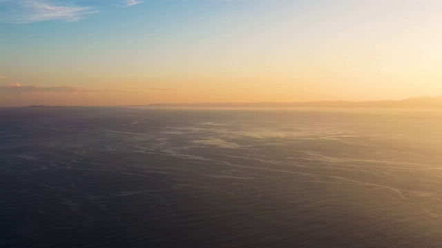 美丽的日出背景从五颜六色的光束在天空。清晨海景视频素材