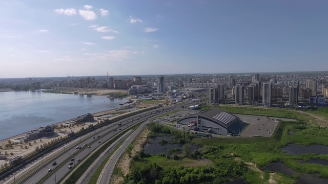 空中水景喀山，俄罗斯。城市建筑和公路视频素材