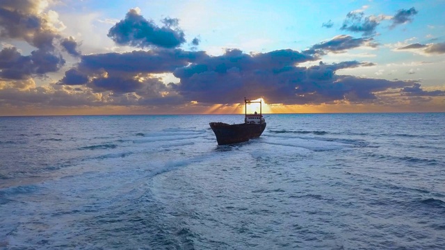 飞过海面，船只搁浅视频素材