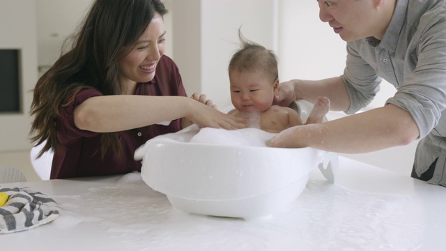 中国父母给女婴洗澡。视频素材