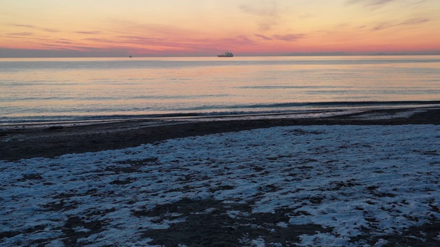 海景鸟瞰图与美丽的日落在海的背景。鸟瞰图，大海，海景，地平线，日落，旅游，旅游，轮船，水运，海岸，海岸线，远东，自然，晚上，冬天，季节视频素材