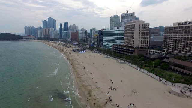 海云台海滩沙滩节鸟瞰图，釜山，韩国，亚洲。视频素材