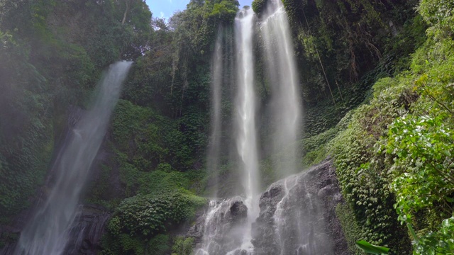 这是巴厘岛最大的瀑布——塞坎普尔瀑布。巴厘岛之旅概念视频素材