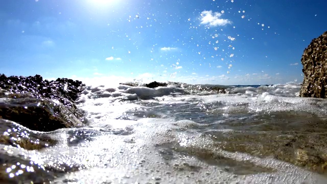 海浪冲击着布满岩石的海滩视频素材