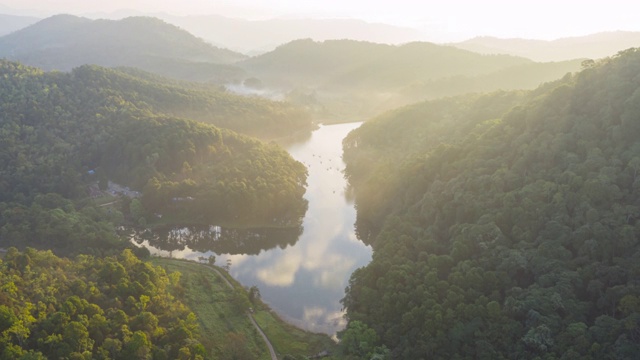 美丽的自然湖和森林，庞oung湖和松树林在Mae Hong Son，泰国，泰国的自然景观。庞昂是泰国很受欢迎的旅游目的地。视频素材