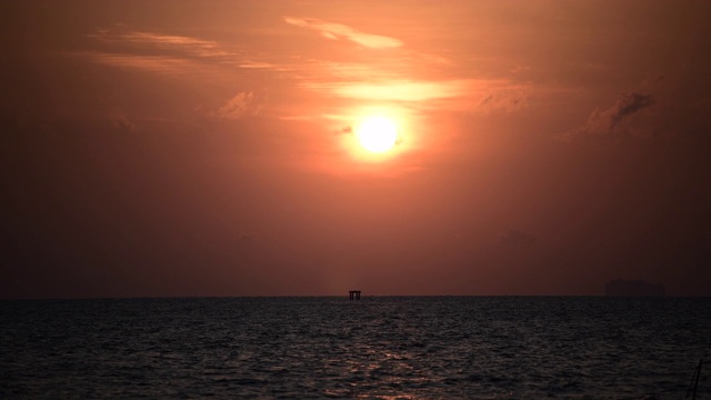 美丽的日出在海上，自然背景在早晨的阳光视频素材