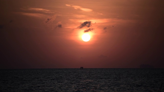 美丽的日出在海上，自然背景在早晨的阳光视频下载