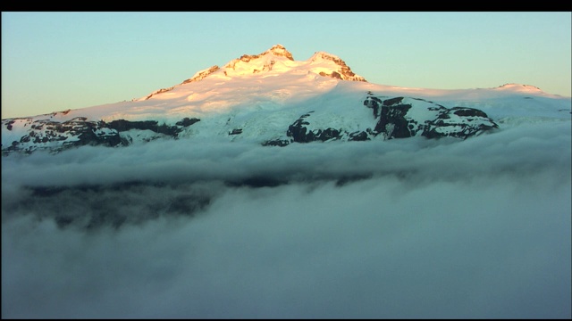 在巴塔哥尼亚，浓密的云层遮住了一座白雪皑皑的山峰。视频素材