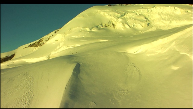 登山者徒步穿越白锥山的一处积雪很深的山口。视频素材