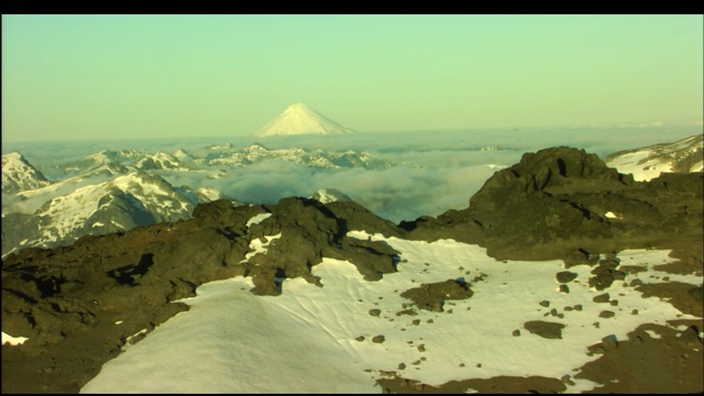 在巴塔哥尼亚的白锥山上可以看到一片片的雪。视频素材