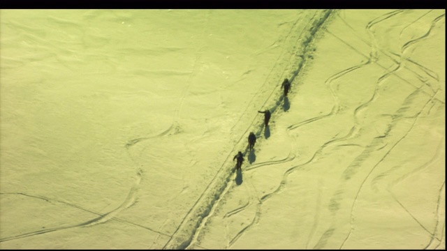 徒步旅行者在深雪中跋涉。视频素材