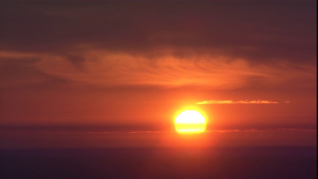 太阳明亮地照耀在地平线上。视频素材