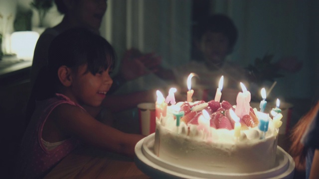 家人在家庆祝生日视频素材