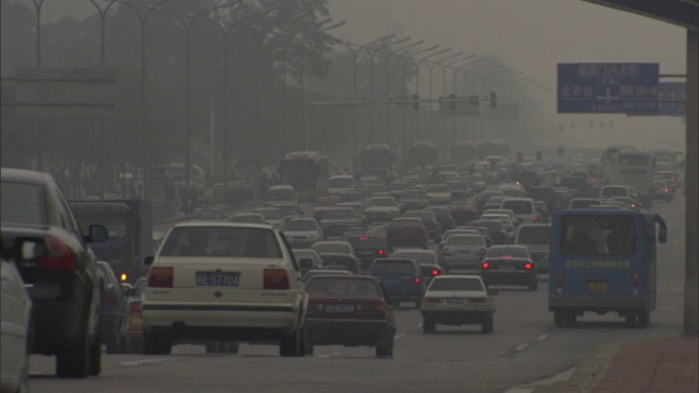 雾霾遮住了北京一条繁忙的高速公路。视频素材