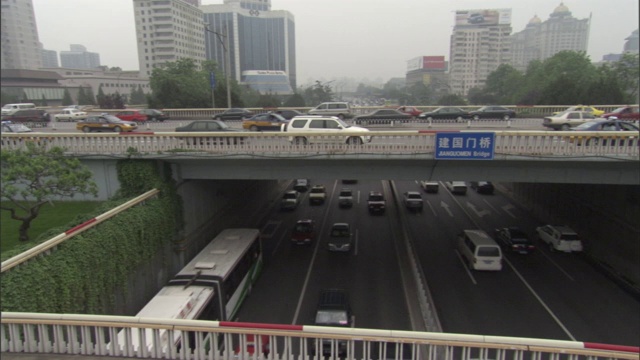 骑自行车的人在北京的一条路上骑车。视频素材