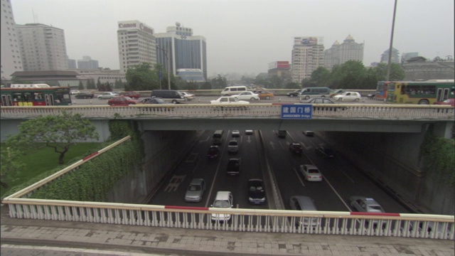 北京繁忙的道路纵横交错。视频素材