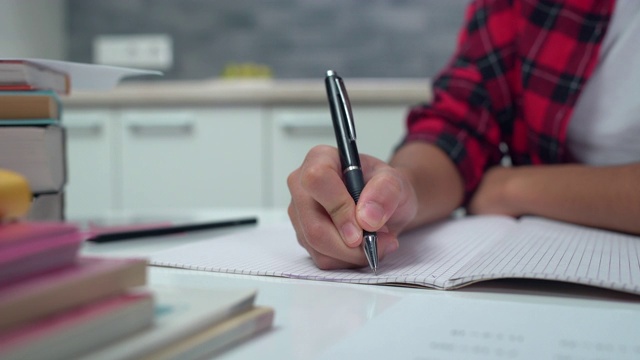 学校学生在笔记本上写字，在家准备考试，教育视频素材