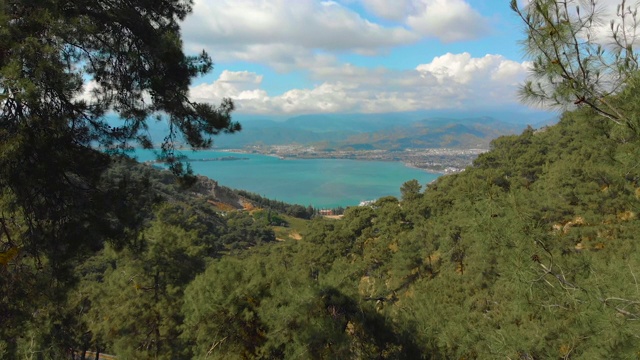 无人机拍摄了美丽的春天风景，有山，森林和海洋视频下载