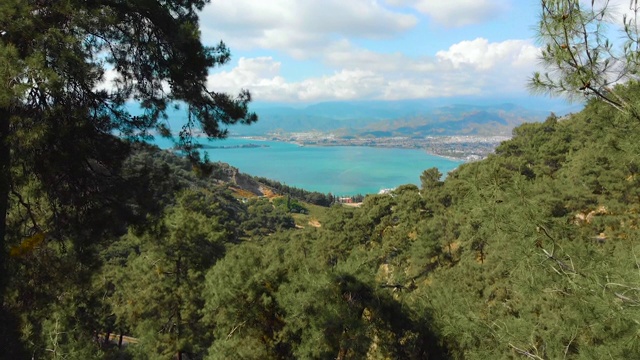 无人机拍摄了美丽的春天风景，有山，森林和海洋视频下载