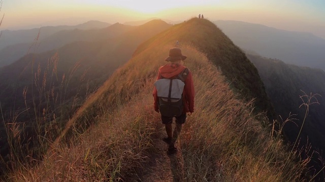 徒步旅行者小心行走在山脊上视频素材