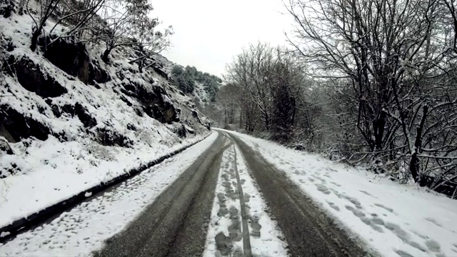 冬去春来，坡山间的乡村小路上满是雪视频素材