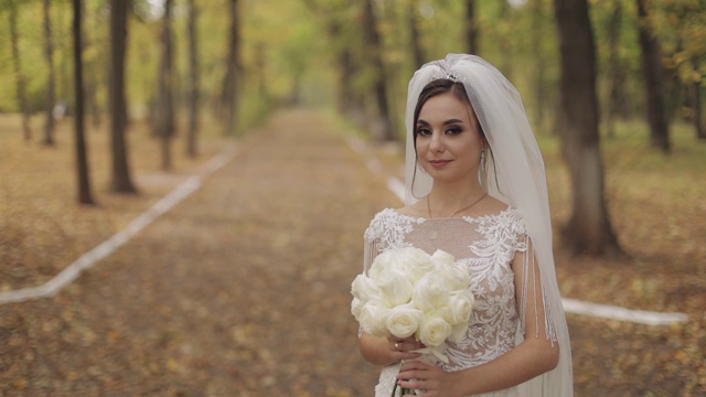 新娘手中捧着婚礼花束。结婚的那一天。订婚视频素材