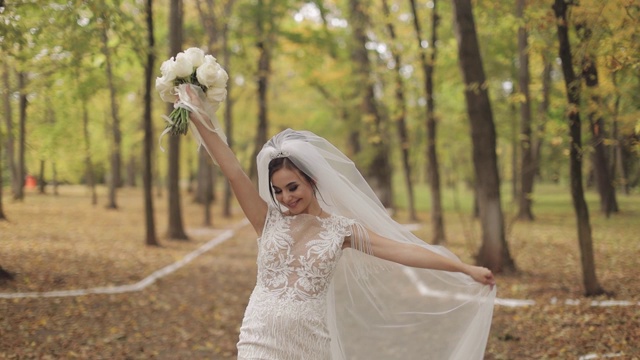 新娘手中捧着婚礼花束。结婚的那一天。订婚视频素材