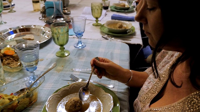 一个迷人的女人在喝薄饼丸子汤视频素材