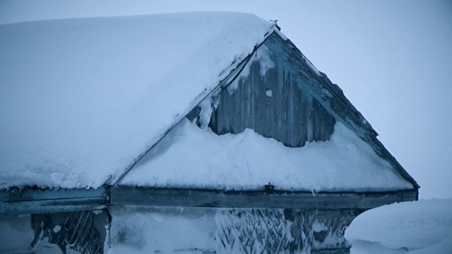 房子被雪覆盖到房间视频素材