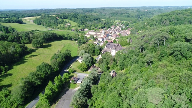 Périgord从空中俯瞰Le Buisson-de-Cadouin村视频素材