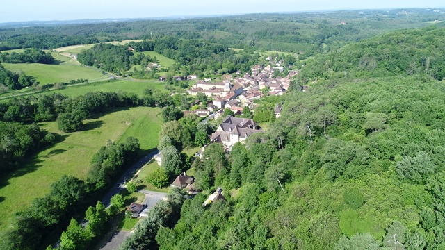 Périgord从空中俯瞰Le Buisson-de-Cadouin村视频素材